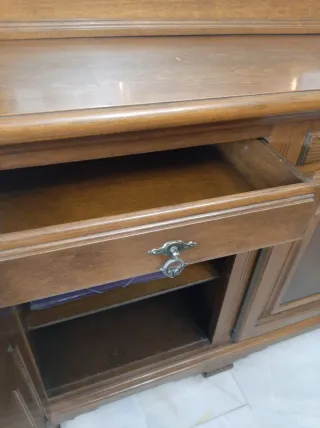 Aparador y espejo de madera