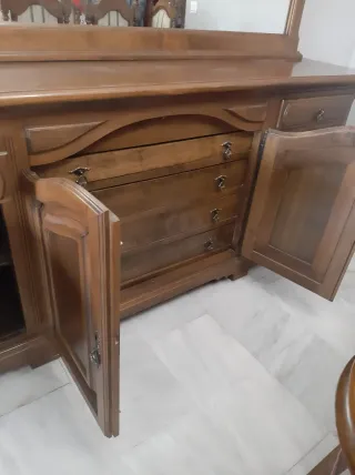Aparador y espejo de madera