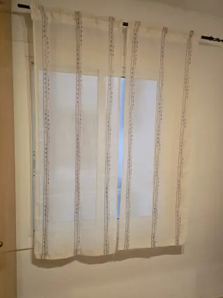 Juego 2 cortinas beige y blancas