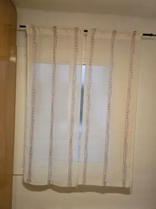 Juego 2 cortinas beige y blancas