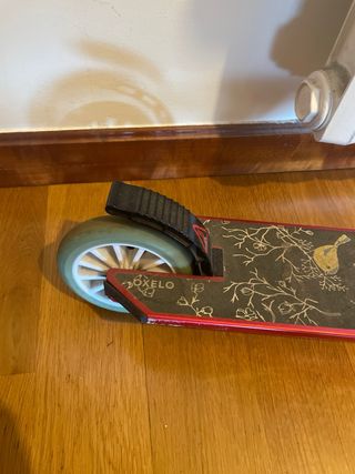 Monopatín infantil rosa con casco