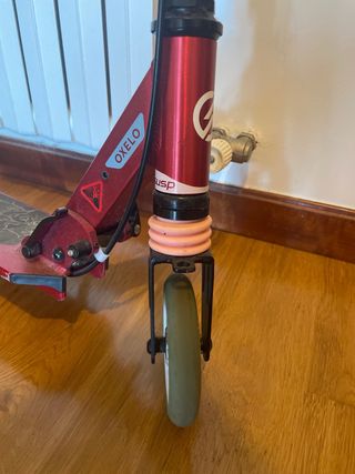 Monopatín infantil rosa con casco