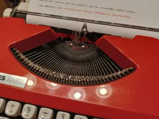 Máquina de escribir Hermes Baby Naranja vintage