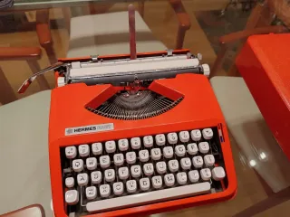 Máquina de escribir Hermes Baby Naranja vintage