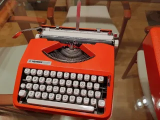 Máquina de escribir Hermes Baby Naranja vintage