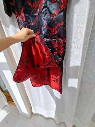 Vestido estilo oriental con bordado de flores