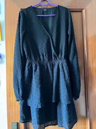 Vestido negro midi con volantes