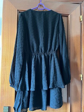 Vestido negro midi con volantes