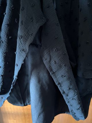 Vestido negro midi con volantes