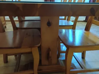 Mesa de comedor de madera y cristal