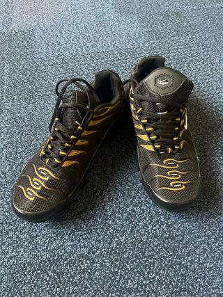 Zapatillas Nike Negras y Doradas