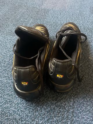 Zapatillas Nike Negras y Doradas