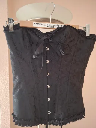 Corsé negro con volantes