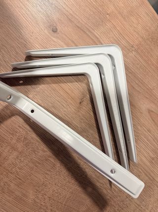 Estanterías madera blanca y escuadras metálicas