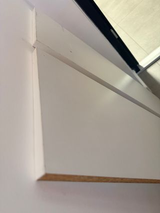 Estanterías madera blanca y escuadras metálicas