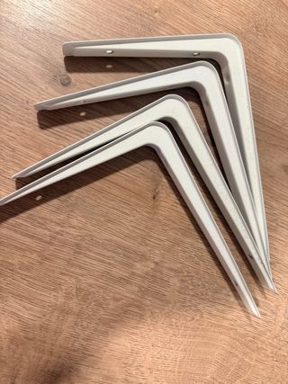 Estanterías madera blanca y escuadras metálicas