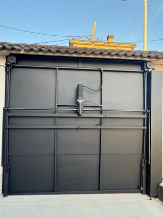 Servicio de pintura profesional para puertas metál