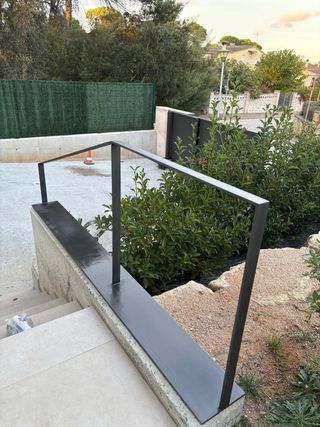Servicio de pintura profesional para puertas metál