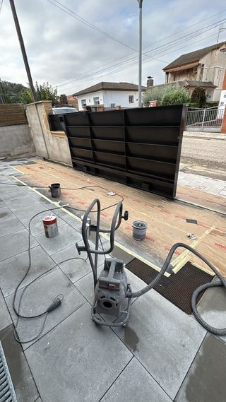 Servicio de pintura profesional para puertas metál