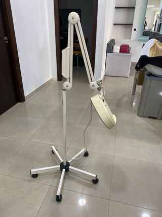 Lupa con luz estética