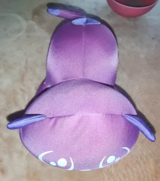 Peluche gato morado con relleno de bolitas