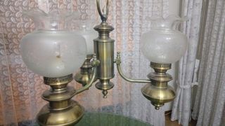 Lámpara de techo dorada y transparente