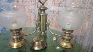 Lámpara de techo dorada y transparente