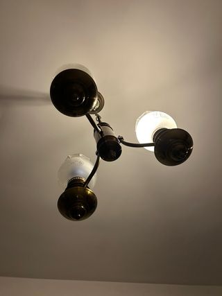 Lámpara de techo dorada y transparente