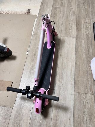Patinete eléctrico rosa con luces