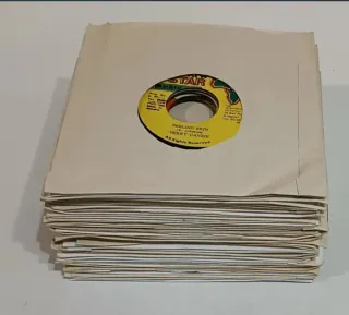 40 Vinilos Reggae Dancehall, de 7". LEER ANUNCIO