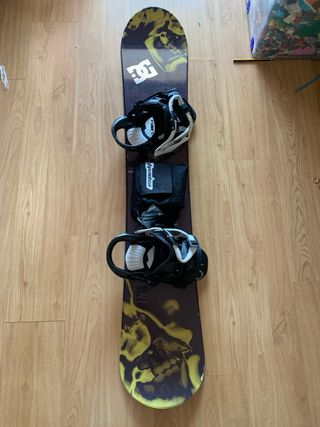 Tabla snowboard , fijaciones, botas, fundas