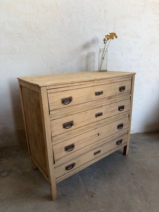 Cómoda de madera con tiradores metálicos