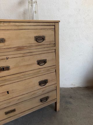 Cómoda de madera con tiradores metálicos