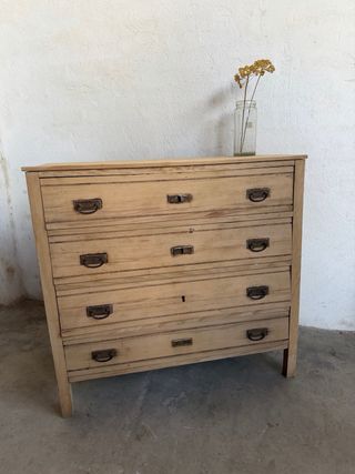 Cómoda de madera con tiradores metálicos