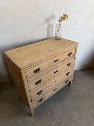 Cómoda de madera con tiradores metálicos