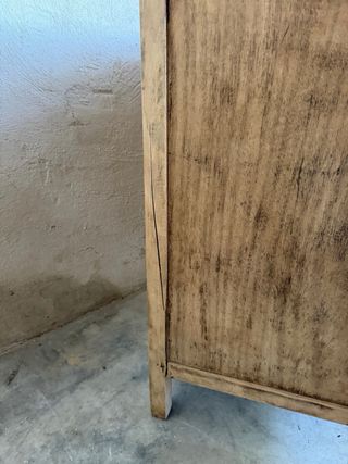 Cómoda de madera con tiradores metálicos