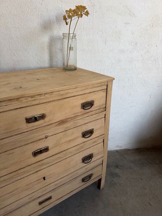 Cómoda de madera con tiradores metálicos