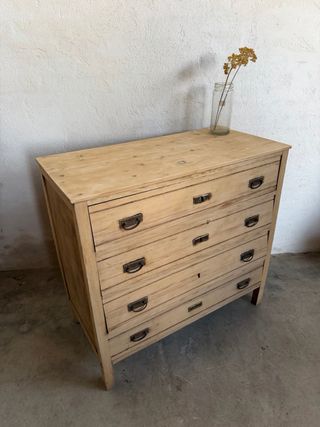 Cómoda de madera con tiradores metálicos