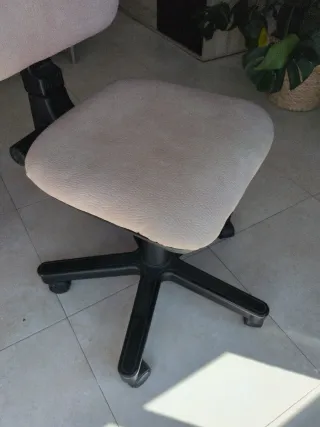 Silla de escritorio beige y negra