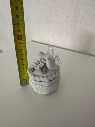 Figura de porcelana con tapa