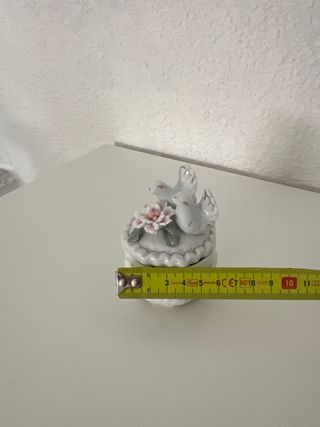Figura de porcelana con tapa