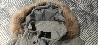 Abrigo gris con capucha y pelo