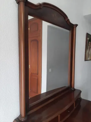 Cómoda de madera con espejo