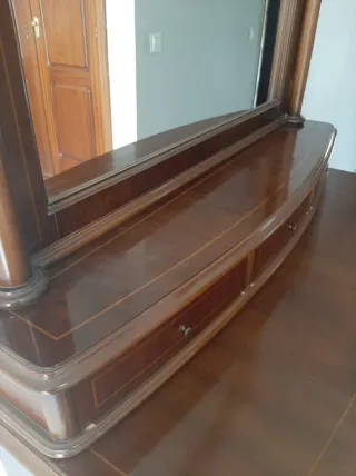 Cómoda de madera con espejo