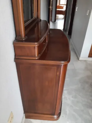 Cómoda de madera con espejo