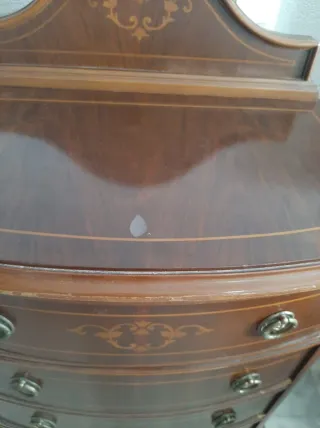 Cómoda de madera con espejo