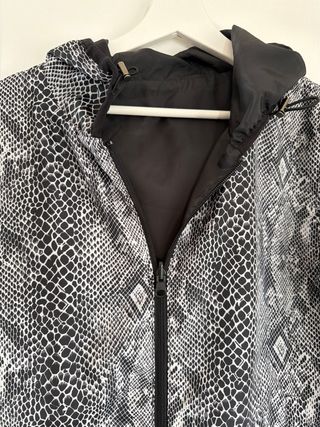 Cortavientos reversible estampado serpiente