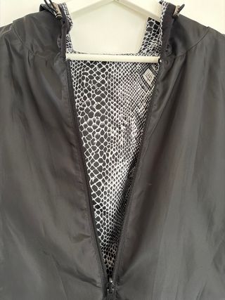 Cortavientos reversible estampado serpiente