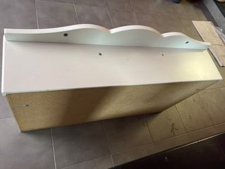 Estantería blanca con compartimentos