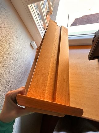 Escritorio de madera con dos cajoneras